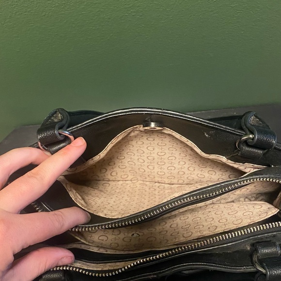 Guess Medium Black Purse - Picture 3 of 6